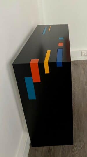 Console design en bois laqué noir avec décor peint – meuble artisanal