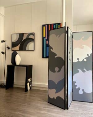 Paravent en bois peint composé de trois panneaux (45 × 175 cm).