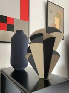 Sculpture « L’éventail » en bois peint, création artisanale unique noir, gris et beige par Couleurs en Design à Marly-le-Roi