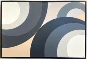 Tableau contemporain en bois laqué aux couleurs neutres, évoquant la mémoire et l’émotion, format 90 × 60 cm.