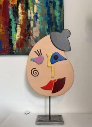 Sculpture « Mademoiselle au chapeau » en bois peint, création artisanale visage stylisé par Couleurs en Design à Marly-le-Roi