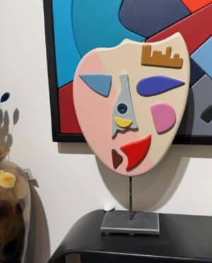 Sculpture « Madame aux yeux bleus » en bois peint avec support en métal, création artisanale réalisée par Couleurs en Design à Marly-le-Roi