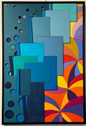 Tableau contemporain en bois peint mêlant formes géométriques et couleurs vives.