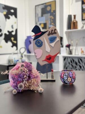 Sculpture « Madame avec un rouge à lèvres » en bois peint sur support métal, création artisanale colorée Couleurs en Design Marly-le-Roi