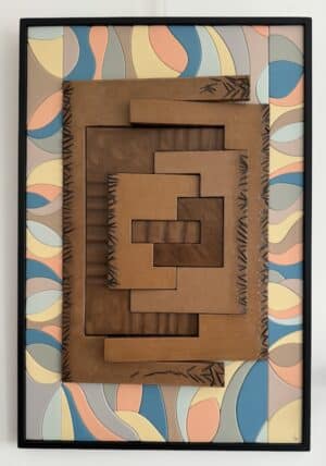 Tableau décoratif en bois peint en volume, composé de pièces imbriquées et d’un fond coloré aux courbes douces – Couleurs en Design.