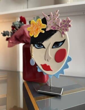 Sculpture femme japonaise en bois peint avec support en métal, création artisanale colorée