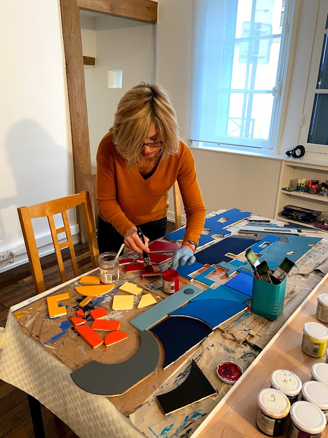 Réalisation à la main d’un tableau moderne en bois dans notre atelier de Marly-le-Roi.