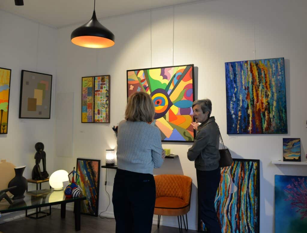 Atelier d’art contemporain présentant des tableaux modernes et du mobilier en bois sur mesure à Marly-le-Roi.