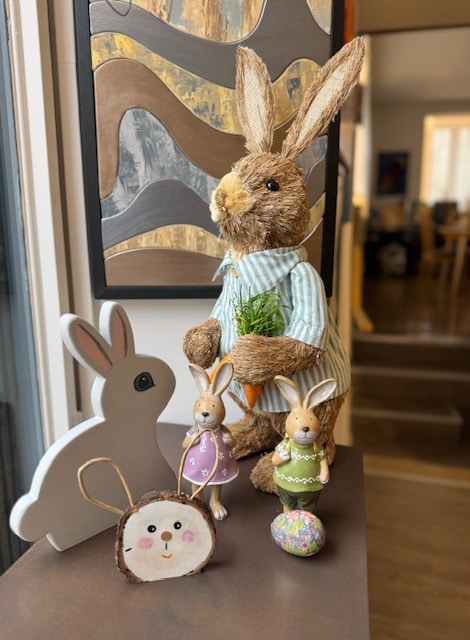 Décorations de Pâques avec lapins en peluche, figurines et objets en bois, les idées de cadeaux.