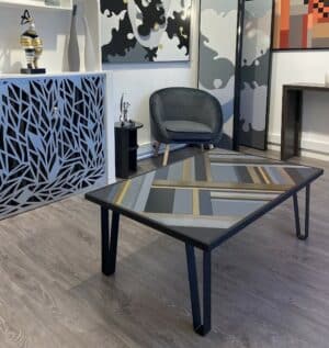 Table contemporaine sur mesure en bois et métal, au design géométrique gris et doré, créée artisanalement à Marly-le-Roi.
