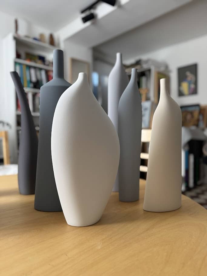 Collection de vases décoratifs contemporains aux formes épurées présentés dans l'atelier Couleurs en Design. Objets design pour décoration intérieure moderne.